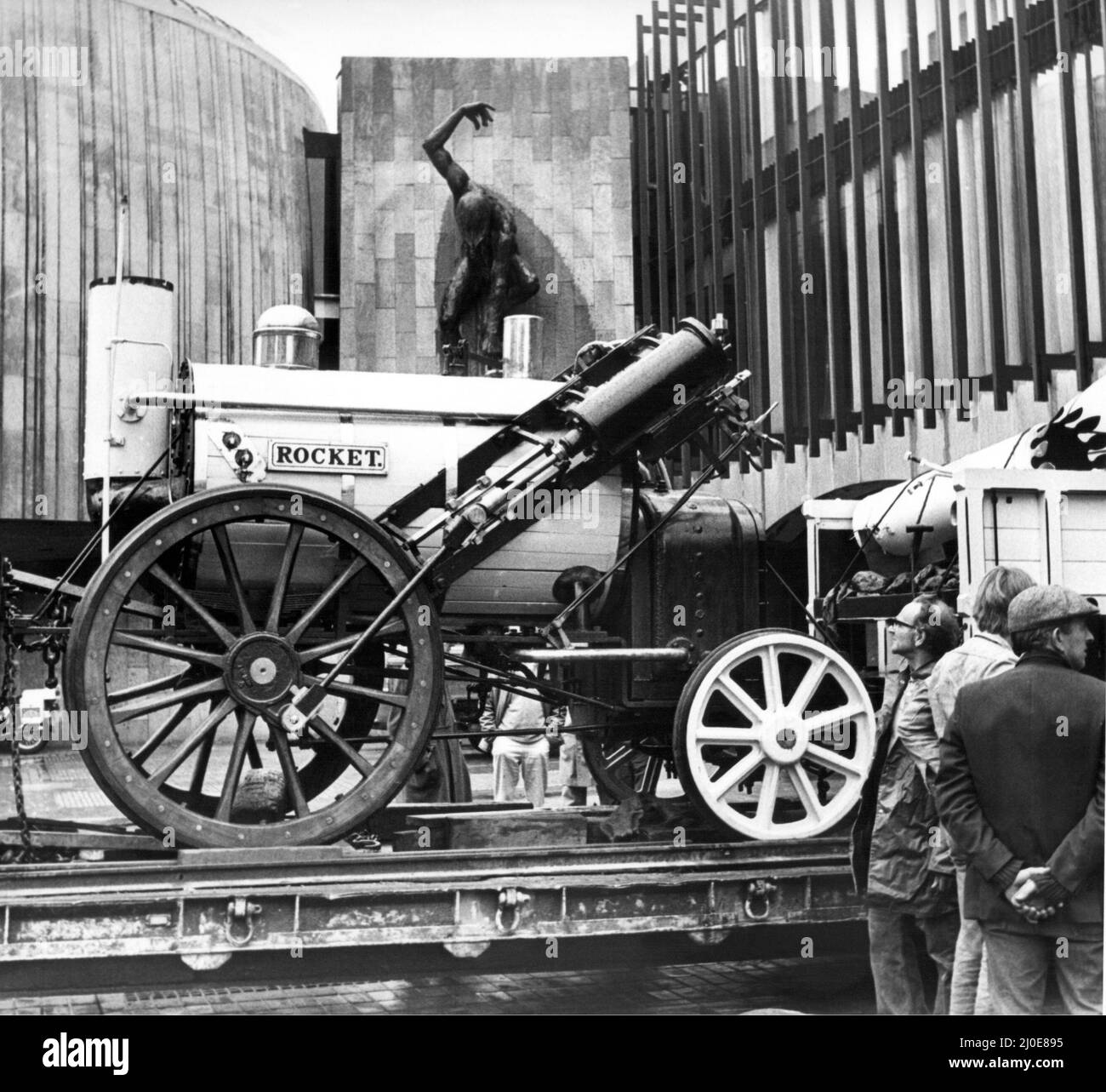 La réplique de la fusée originale de George Stephenson de 1829 est arrivée en remorque au Newcastle Civic Center et sera en spectacle au public le 25th juin 1980 Banque D'Images
