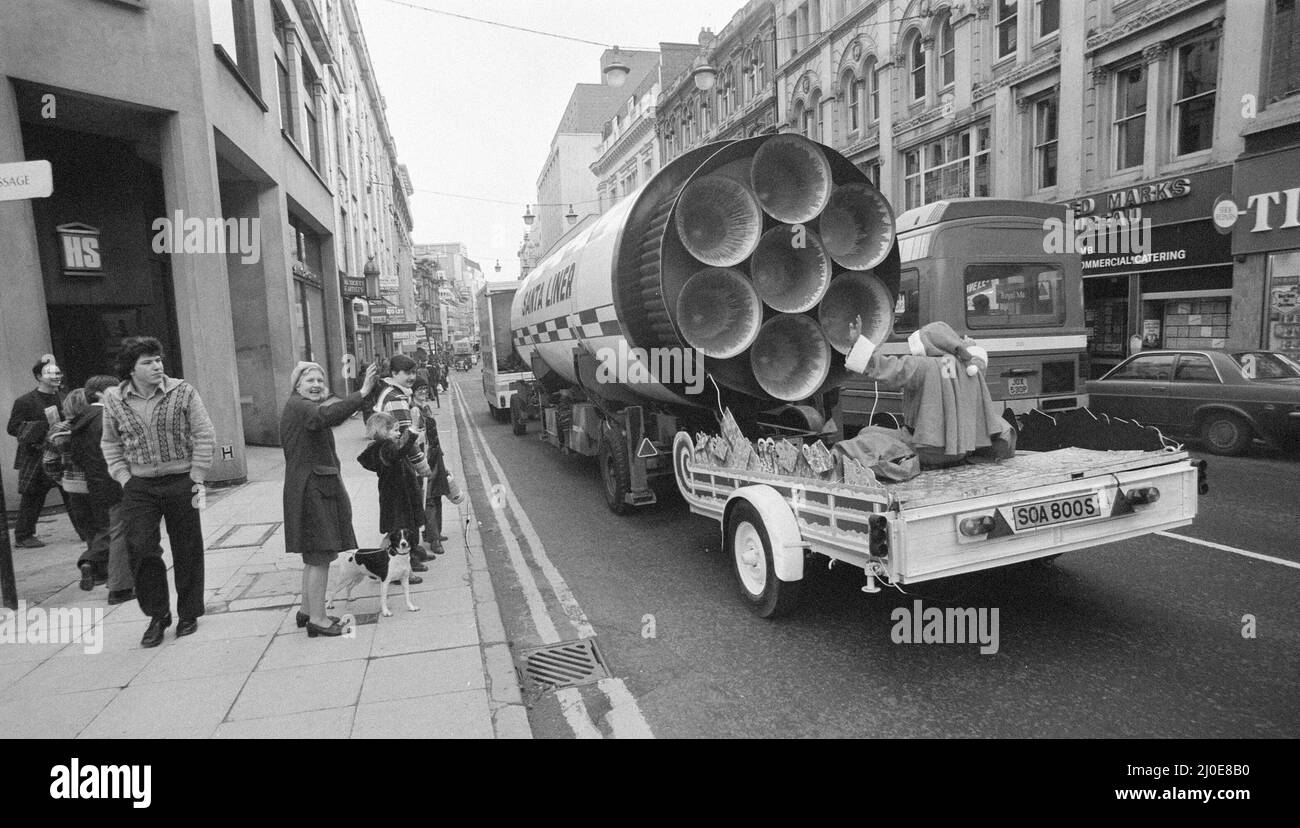 Père Christmas Tours Birmingham City Centre, 8th décembre 1979. Doublure de père Noël Banque D'Images