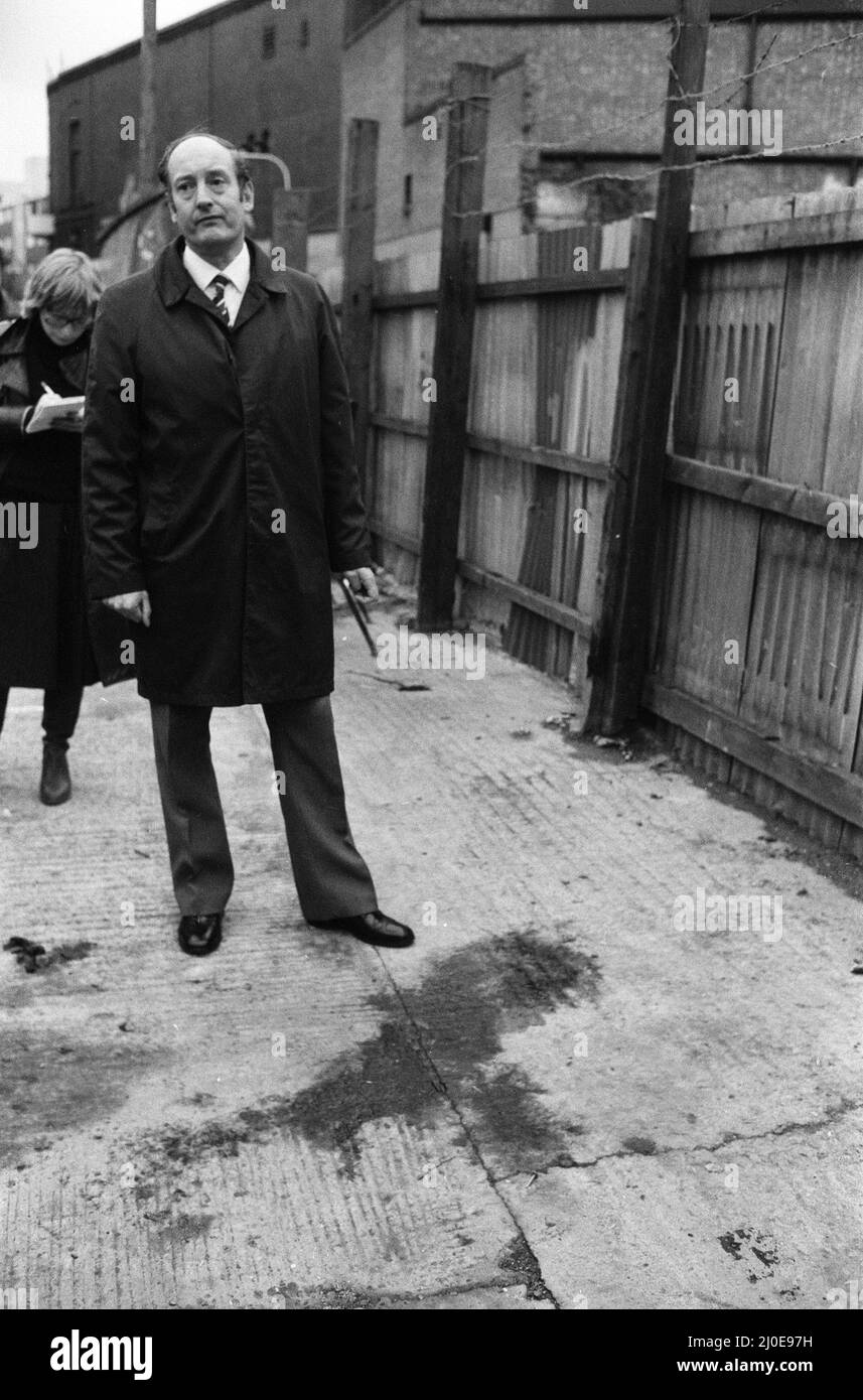 Sally Shepherd, 24 ans, une directrice de restaurant, a été brutalement assassinée hier à Peckham. La police a trouvé son corps sur une cour tachée de sang dans la rue Staffordshire, Peckham. Ses bottes en cuir étaient à proximité. Superviseur détif. John Hoben, responsable des enquêtes sur les meurtres, se trouve là où le corps a été trouvé. 2nd décembre 1979. Banque D'Images