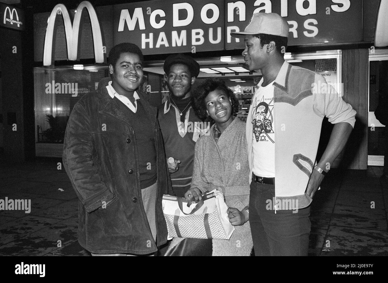 Les jeunes se tenant à l'extérieur de McDonalds. 3rd avril 1980. Banque D'Images