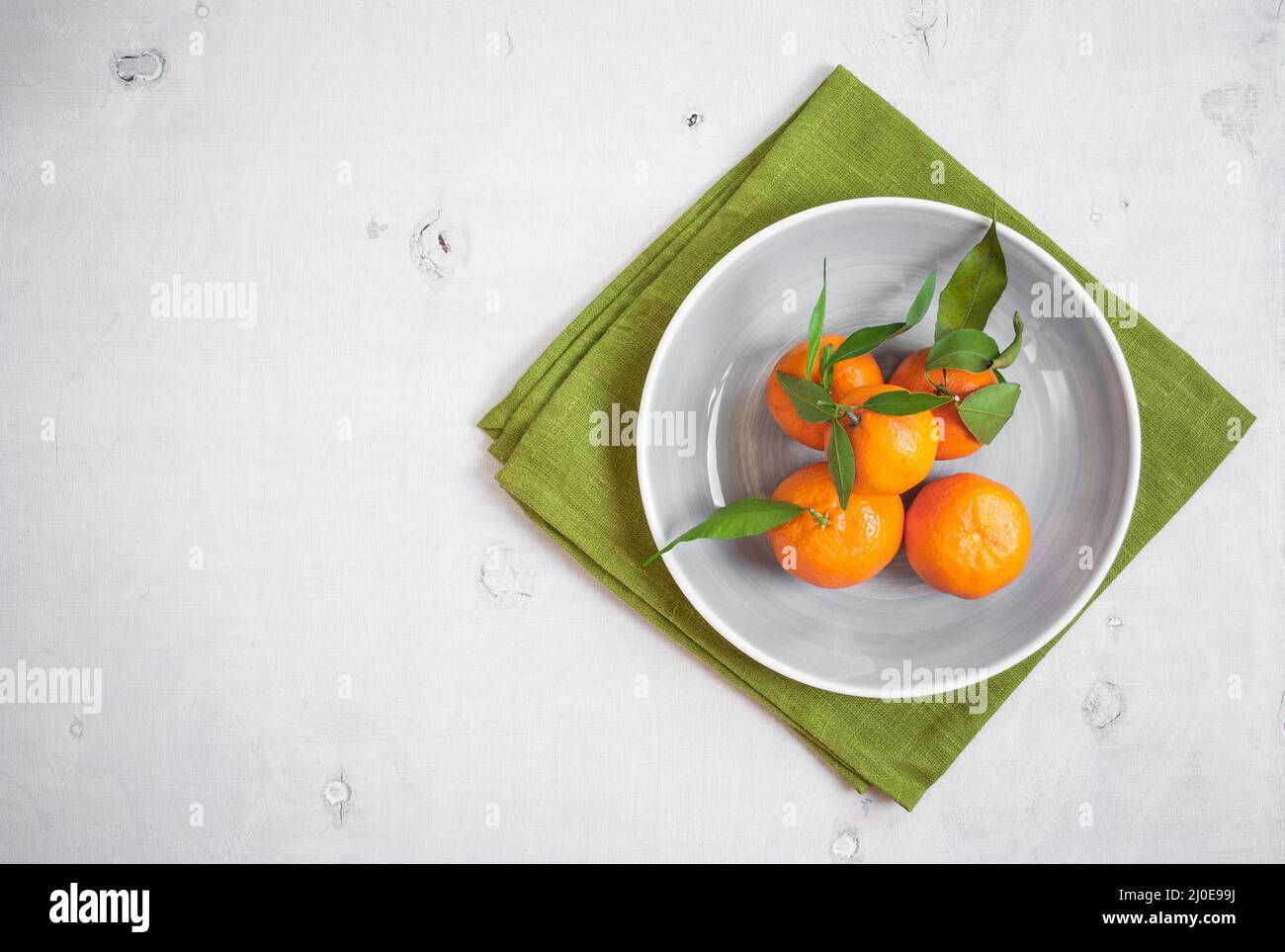 Les tangerines on white background. Espace libre pour le texte Banque D'Images