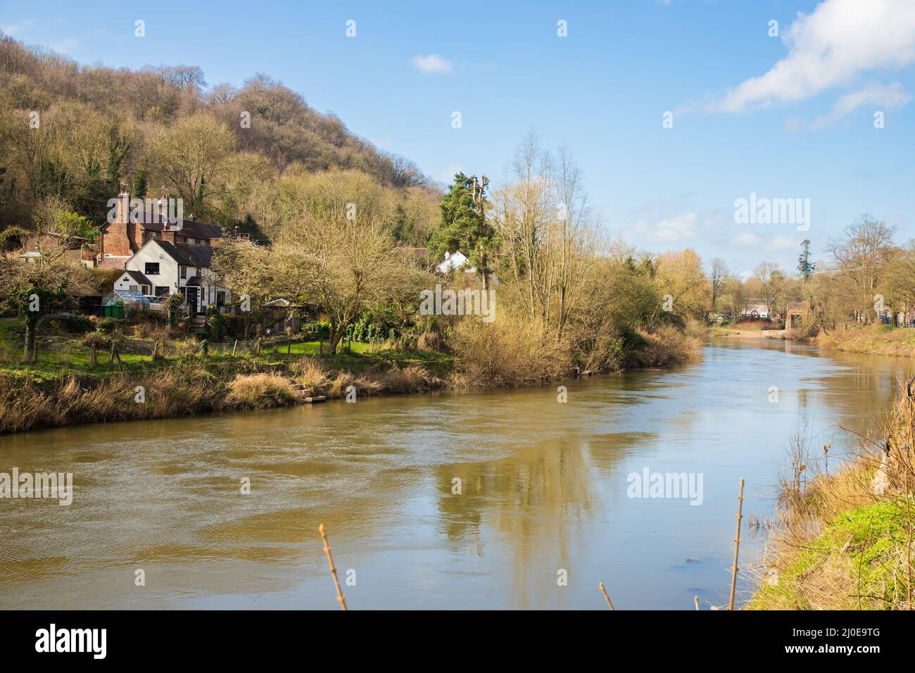 Vue sur la rivière Severn prise à Ironbridge à Shropshire, au Royaume-Uni, lors d'une belle journée de printemps Banque D'Images