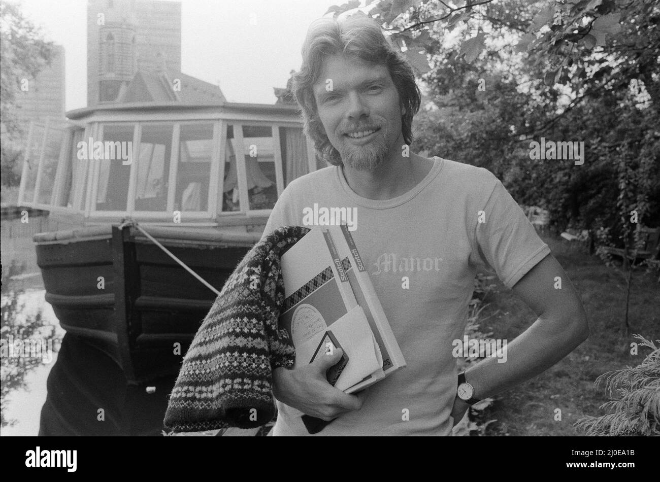 Richard Branson, chef d'œuvre de 28 ans derrière la compagnie Virgin Music. Vu ici va travailler. Dans cet ensemble de 21 photos , Richard est vu se détendre sur sa péniche, aller au travail, dans son studio d'enregistrement la maison de ville à l'ouest de Londres, et dans la toute nouvelle Virgin Mega Store avec quelques-uns des £3 000 000 de la valeur des disques et des cassettes en arrière-plan. Photo de Bill Rowntree photo prise le 4th juillet 1979 Banque D'Images