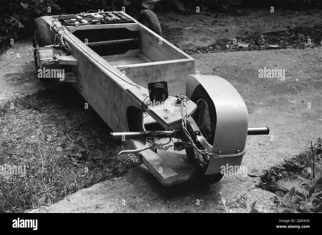 Lucas ¿2000 Concours de moteurs électriques. L'image montre le numéro de voiture: 18. Photo montrer la voiture, et les pièces de travail d'une voiture électrique conçue par Cedric Mark Lynch, 23 ans, de Potters Bar, Hertfordshire. Cedric est un ancien étudiant du Mid-Hertfordshire College of poursuite Education avec sa propre conception de voiture électrique. Photo prise le 31st juillet 1979 Banque D'Images