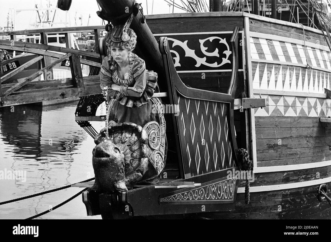 Tournage de la série télévisée pour enfants Worzel Gummidge au port de Brixham, dans le sud du Devon. L'actrice Barbara Windsor joue la pièce de Saucy Nancy, une figure de proue d'un navire dans le port qui tombe amoureux de Wurzel. 27th juin 1979. Banque D'Images