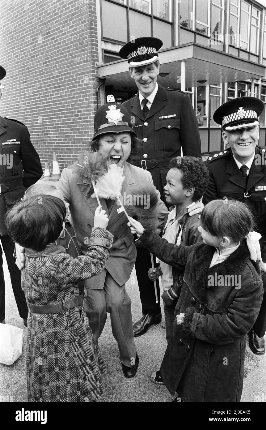 Ken Dodd à un poste de police de Liverpool. 7th juin 1979. Banque D'Images