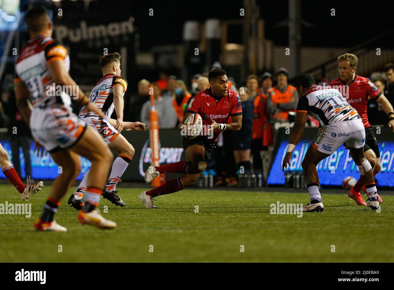 Newcastle, Royaume-Uni. 12th mars 2022. NEWCASTLE UPON TYNE, ROYAUME-UNI. 18th MARS George Wacokecoke de Newcastle Falcons prend la défense des Tigers lors du match de la coupe de Premiership entre Newcastle Falcons et Leicester Tigers à Kingston Park, Newcastle, le vendredi 18th mars 2022. (Credit: Chris Lishman | MI News) Credit: MI News & Sport /Alay Live News Banque D'Images