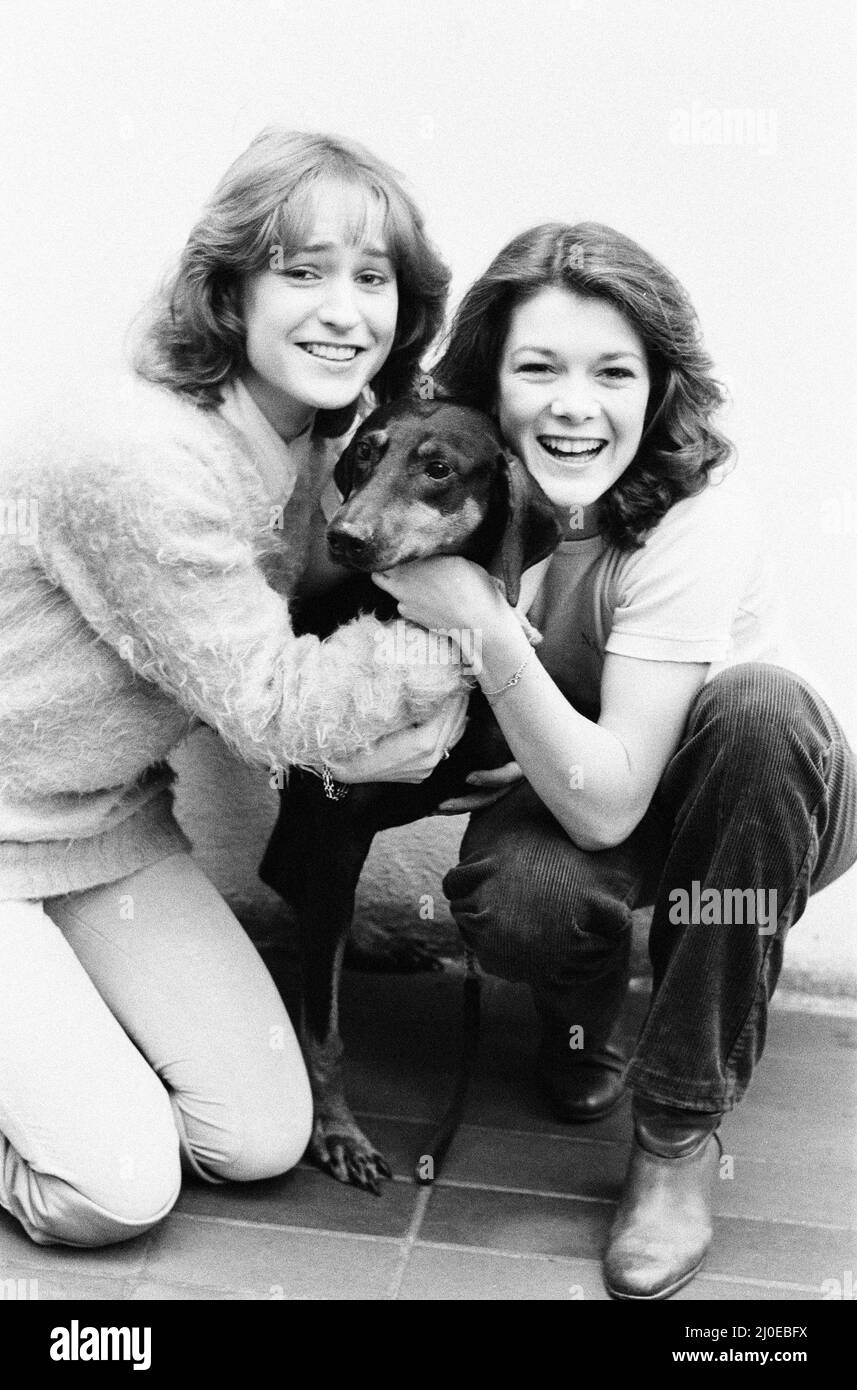 Killer's Moon, photo-appel pour promouvoir le nouveau film, Londres, 15th novembre 1978. Sur la photo, les acteurs du film, Georgina Kean (à gauche), 19 ans, et Lisa Vanderpump (à droite), 17 ans, avec doberman pinscher et la star du film, Hannah, qui est également un véritable chien de héros de la vie. Hannah a perdu une jambe lorsqu'elle a tiré alors qu'elle défendait son propriétaire lors d'un vol à main armée de 1974. Synopsis du film, quatre malades mentaux - qui, en raison d'expériences non autorisées, croient vivre dans un rêve et ont éliminé tous les impératifs moraux - s'évadent et trouvent leur chemin vers la charge de bus la plus proche des écoliers bloqués. Banque D'Images