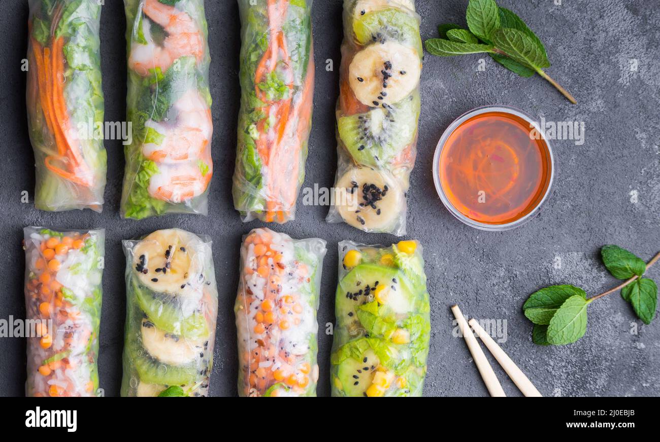 Un assortiment de rouleaux de printemps frais Banque D'Images