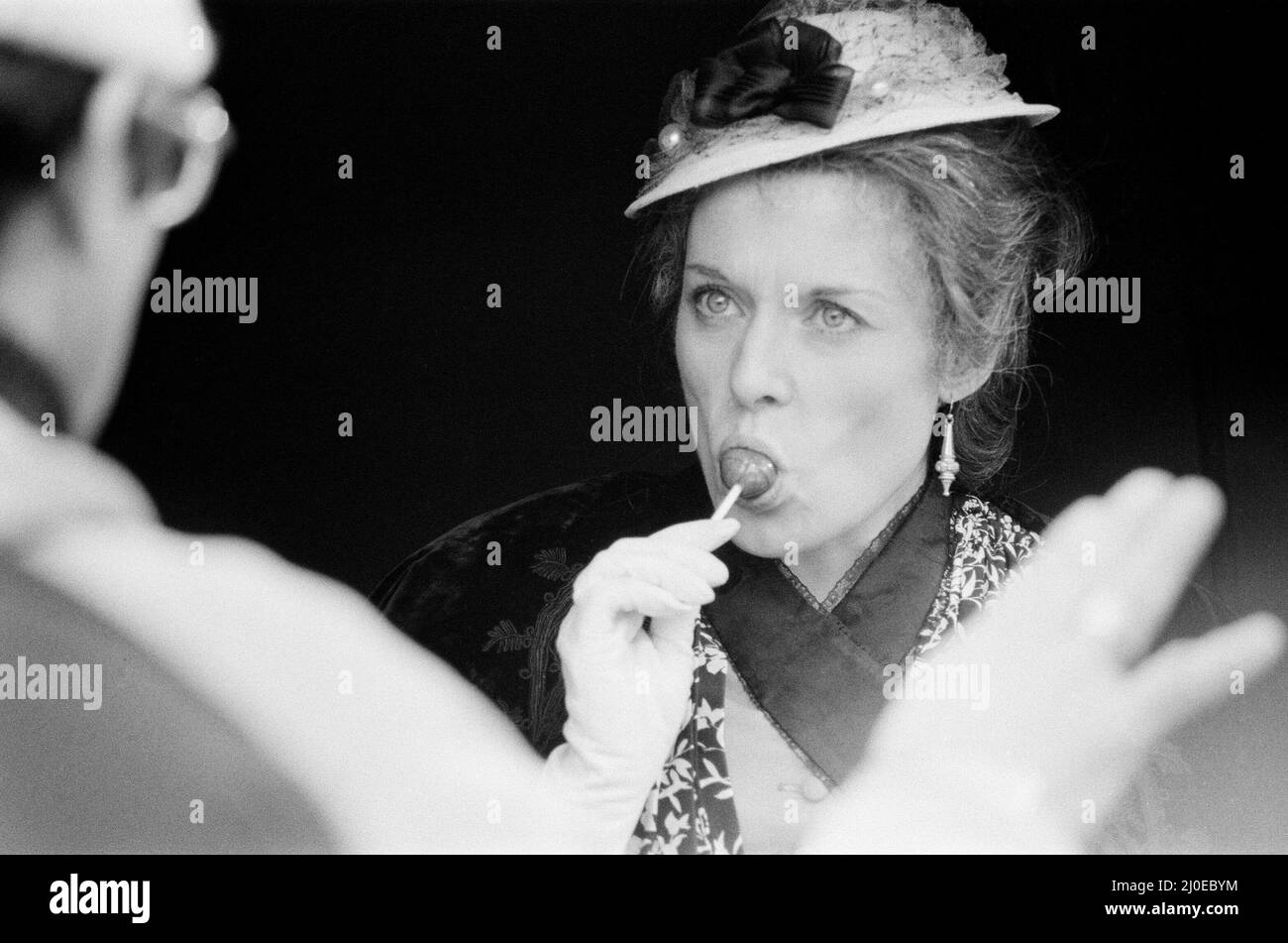 Filmer la série d'actualités de la Onedin Line. Filmant sur place à Falmouth, les décors étaient habillés pour donner un fond à Liverpool. La photo montre Jill Gascoine qui joue Letty Onedin prendre une pause de tournage et sucer un lollipop... Photo prise le 30th mars 1979 Banque D'Images