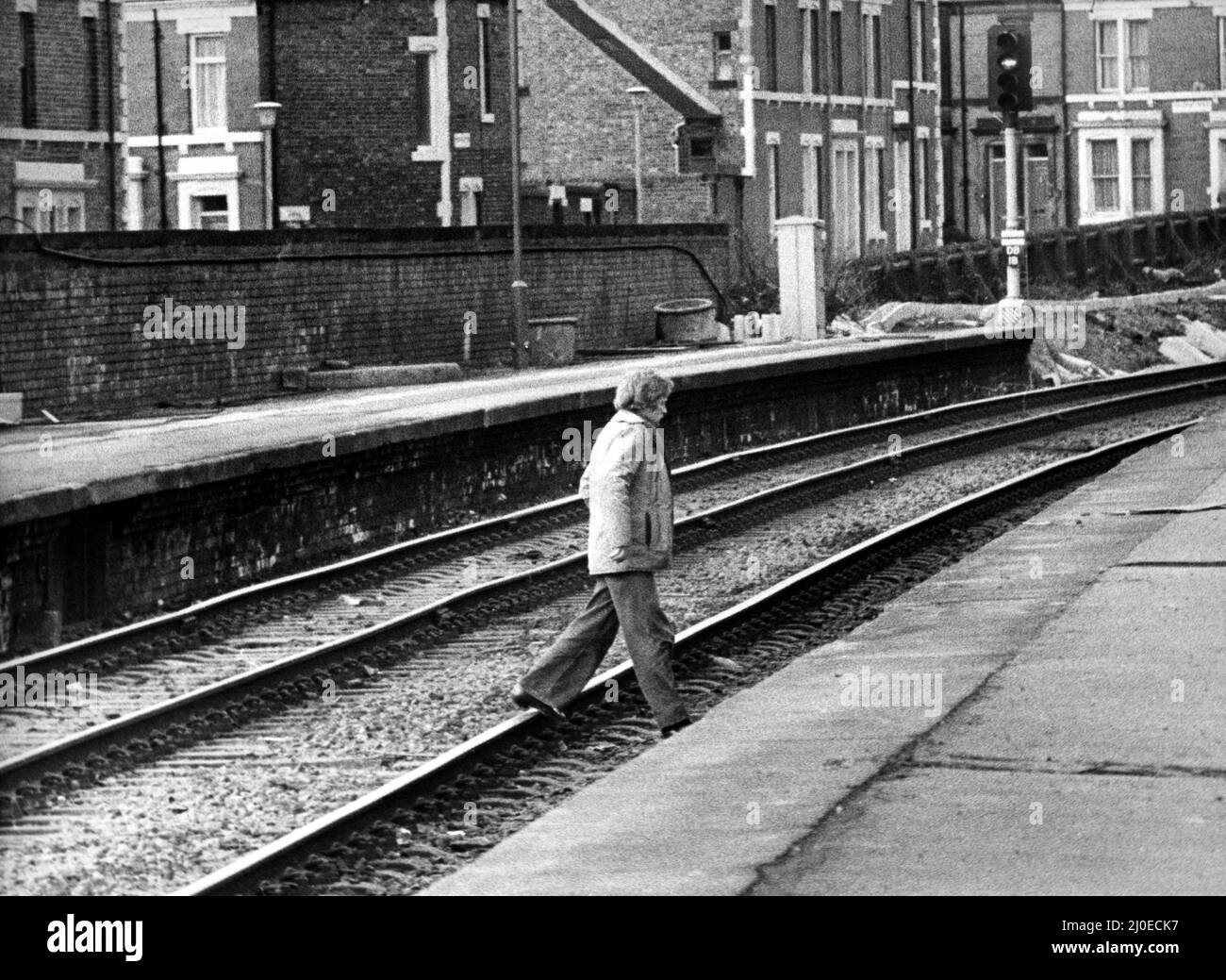 Un homme franchissant illégalement la ligne de chemin de fer à la gare de West Jesmond le 12th mars 1978 après la fermeture du passage souterrain. Banque D'Images