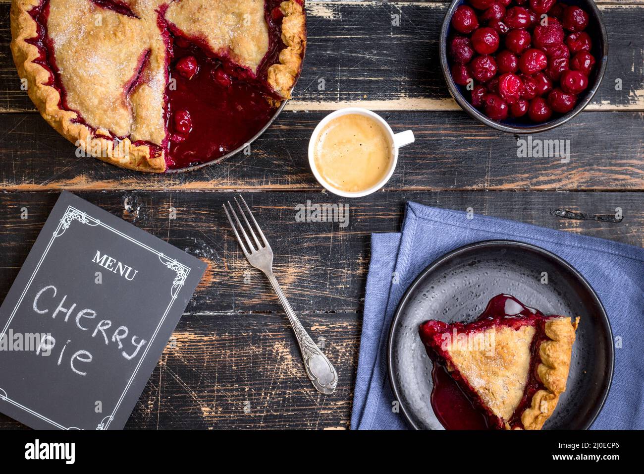 Cherry pie, tasse de café et le menu tableau Banque D'Images