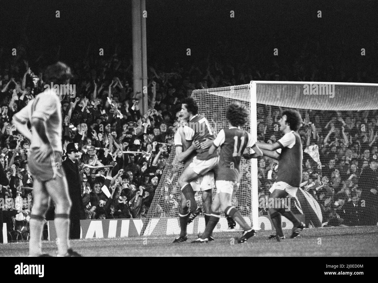 Match de la première manche de la coupe UEFA sur la première jambe à Highbury. Arsenal 3 contre FC Leipzig 0. (Arsenal a remporté le TIE 7-1 sur l'agrégat). Frank Stapleton a félicité les coéquipiers Liam Brady, Graham Rix et Alan Sunderland après l'un de ses deux buts. 13th septembre 1978. Banque D'Images