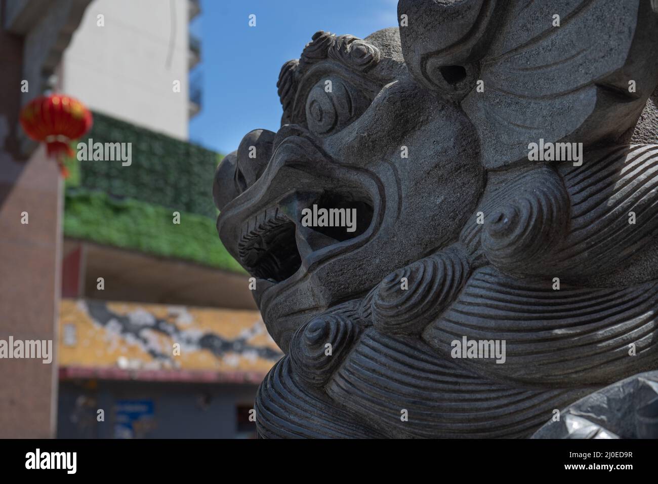 Lion. Il garde l'arche d'entrée de Chinatown et une sphère, à l'intérieur de sa bouche, symbolisant la sagesse. Banque D'Images