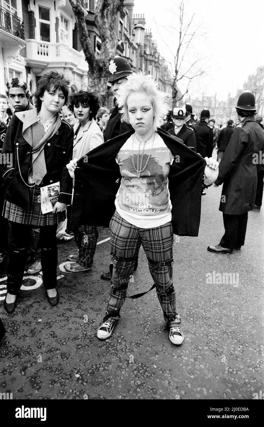 Punk à Sloane Square pour une marche à Hyde Park pour commémorer la mort de Sid vious.2nd février 1980. Banque D'Images