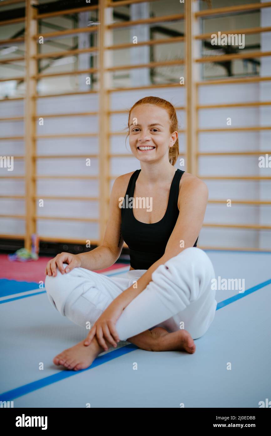 Portrait fitness redhead woman sitting Banque de photographies et d'images  à haute résolution - Alamy