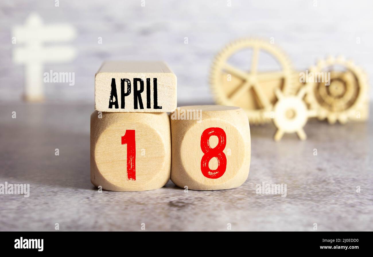 Le 18 avril, dix-huitième jour du mois d'avril, 18 mois d'avril - calendrier blanc rustique en bois blocs sur fond bleu foncé avec l'espace vide pour le texte Banque D'Images
