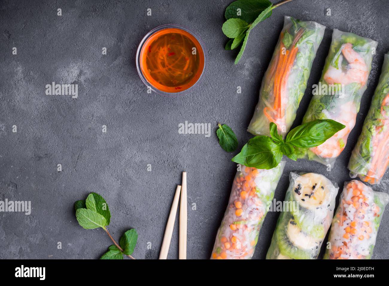 Un assortiment de rouleaux de printemps frais Banque D'Images