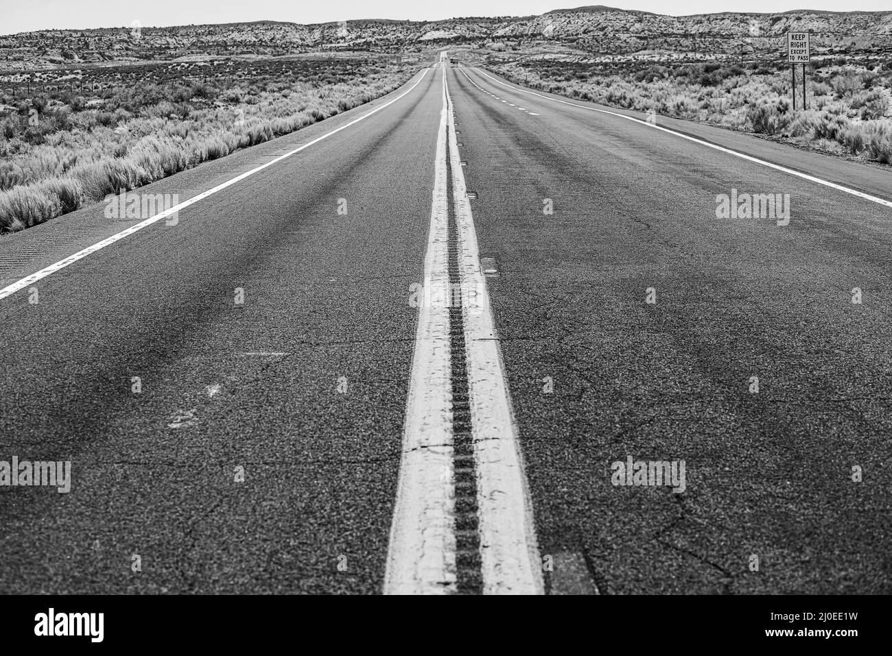 Paysage routier asphalté. Autoroute du désert du sud-ouest américain. Banque D'Images