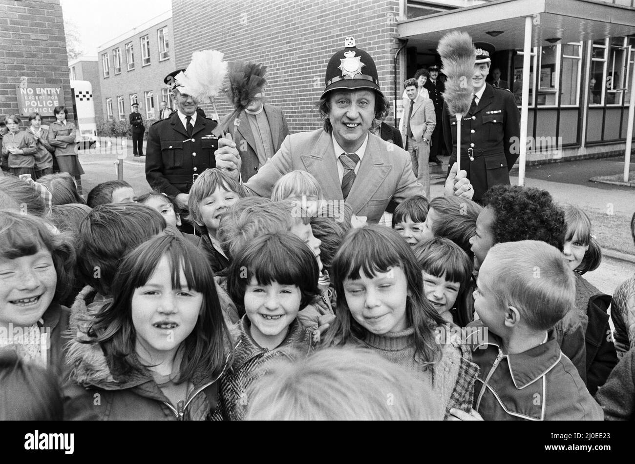 Ken Dodd à un poste de police de Liverpool. 7th juin 1979. Banque D'Images