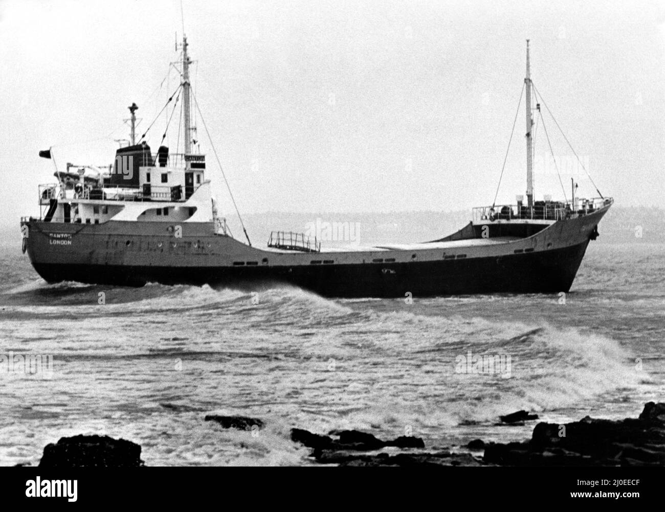 Naufrages du Nord-est - les 400-tom coaster Ganton se sont échoués après avoir échoué sur les rochers près de l'île St Mary's, Whitley Bay. Le canot de sauvetage de Tynemouth a été appelé pour amener les quatre membres de l'équipage à la sécurité. Les quatre ont ensuite été nommés Ian Cowie, de Blyth, Howard Russell, de Berwick et Scotmen Stuart Barrie et Wayne Smith. Mais alors que les sauveteurs se préparaient pour le skipper d'opéracion de sauvetage difficile John Tullough et l'ingénieur Bill Sannon l'ont assis à Curry's point, Whitley Bay, où le Ganton est allé à terre. Les propriétaires du navire, la Lindsay Line, basée à Édimbourg, ont été l'un des maîtres de ce navire Banque D'Images