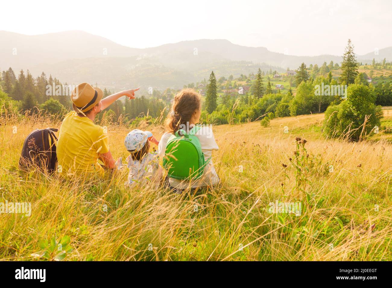 Famille libre regardant le paysage voyage Ukraine. Le fait de pointer les vacances en montagne en famille ensemble voyage enfant et parents et enfants. Famille de randonnée Banque D'Images