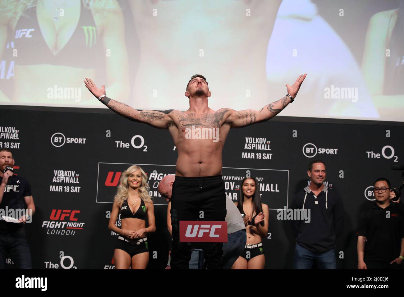 Londres, Royaume-Uni. 18th mars 2022. LONDRES, Royaume-Uni - MARS 18: Tom Aspinall pose sur la balance pendant la nuit de combat de l'UFC 204: Volkov contre Aspinall peser-in au O2 le 18 mars 2022 à Londres, Royaume-Uni, Royaume-Uni. Crédit : PX Images/Alamy Live News Banque D'Images