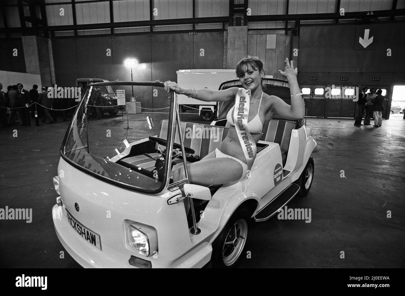 Modèle Joanne Latham assis dans une voiture électrique. 13th mars 1978. Banque D'Images
