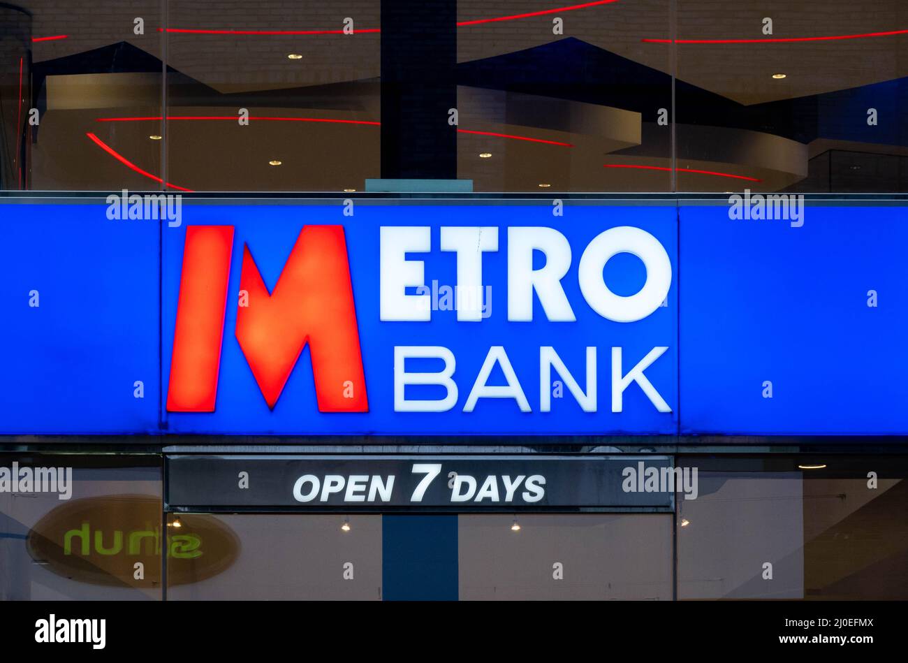 Metro Bank affiche sur une fenêtre indiquant que la banque du centre-ville de Liverpool est ouverte 7 jours sur 7 Banque D'Images