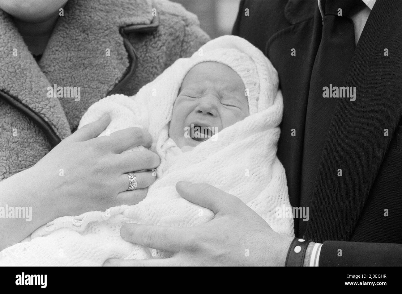 PC Graham Browne et son épouse Yvonne posent avec leur bébé de huit semaines Clive Brown après sa cérémonie de baptême à l'église Sandringham, Norfolk. Des membres de la famille royale, y compris la Reine, ont également assisté à la cérémonie durant les fêtes de Noël et du nouvel an. Par coïncidence, le baptême a eu lieu les mêmes jours que le service à la famille, ce qui a conduit onze membres de la famille royale à assister au baptême. 8th janvier 1978. Banque D'Images