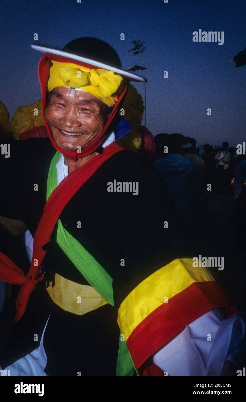 Membres d'un groupe folklorique célébrant le miracle de la nature Jindo. Des milliers de visiteurs traversent la mer entre l'île de Jindo et la petite île voisine, pendant le phénomène appelé « moses-Wonder » ou « ea Parting », lorsque la marée est si basse que vous pouvez marcher sur un pont terrestre. Cela se produit pendant quelques jours chaque printemps. Banque D'Images