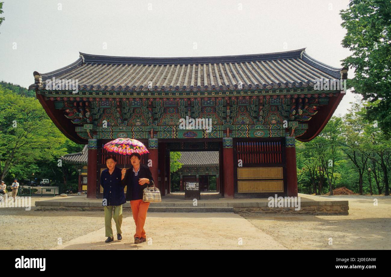 Deux vieilles dames en visite au temple actif de Geumsansa en Corée du Sud, l'un des temples principaux de l'ordre bouddhiste de Jogye. Banque D'Images