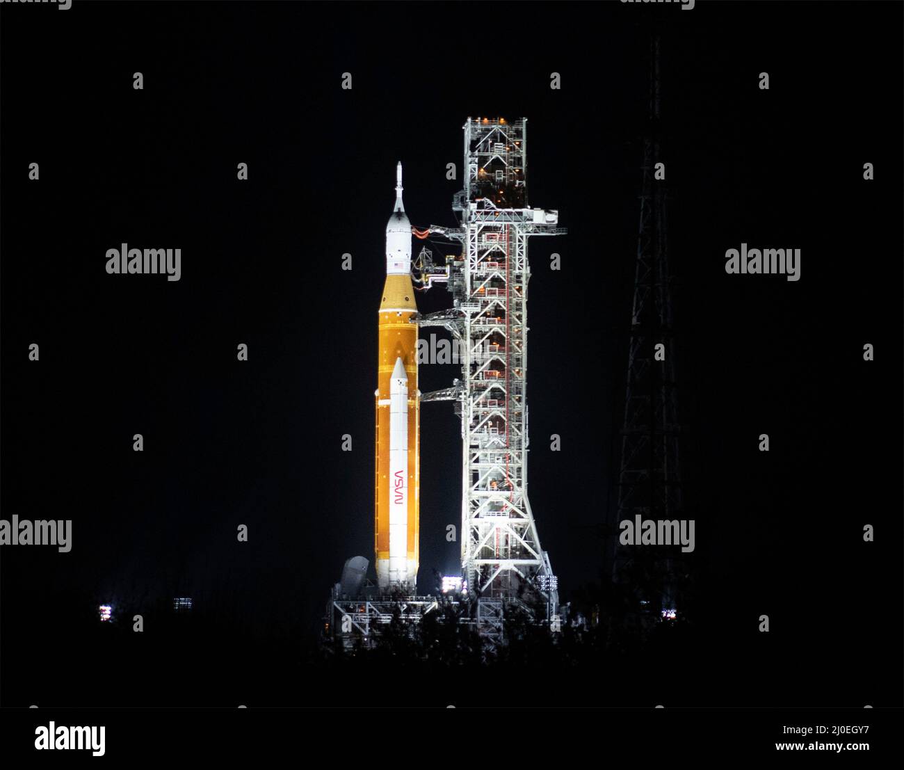 Kennedy Space Center, États-Unis. 18 mars 2022. La fusée du système de lancement spatial de la NASA à bord de l'engin spatial Orion est illuminée par des projecteurs au sommet d'un lanceur mobile au Launch Complex 39B, au Kennedy Space Center, le 18 mars 2022, à Cape Canaveral, en Floride. La fusée massive a été lancée pour la première fois sur le banc d'essai avant l'essai en vol de la fusée SLS et du vaisseau spatial Orion entièrement empilés et intégrés. Crédit : Joel Kowsky/États-Unis Navy photo/Alamy Live News Banque D'Images