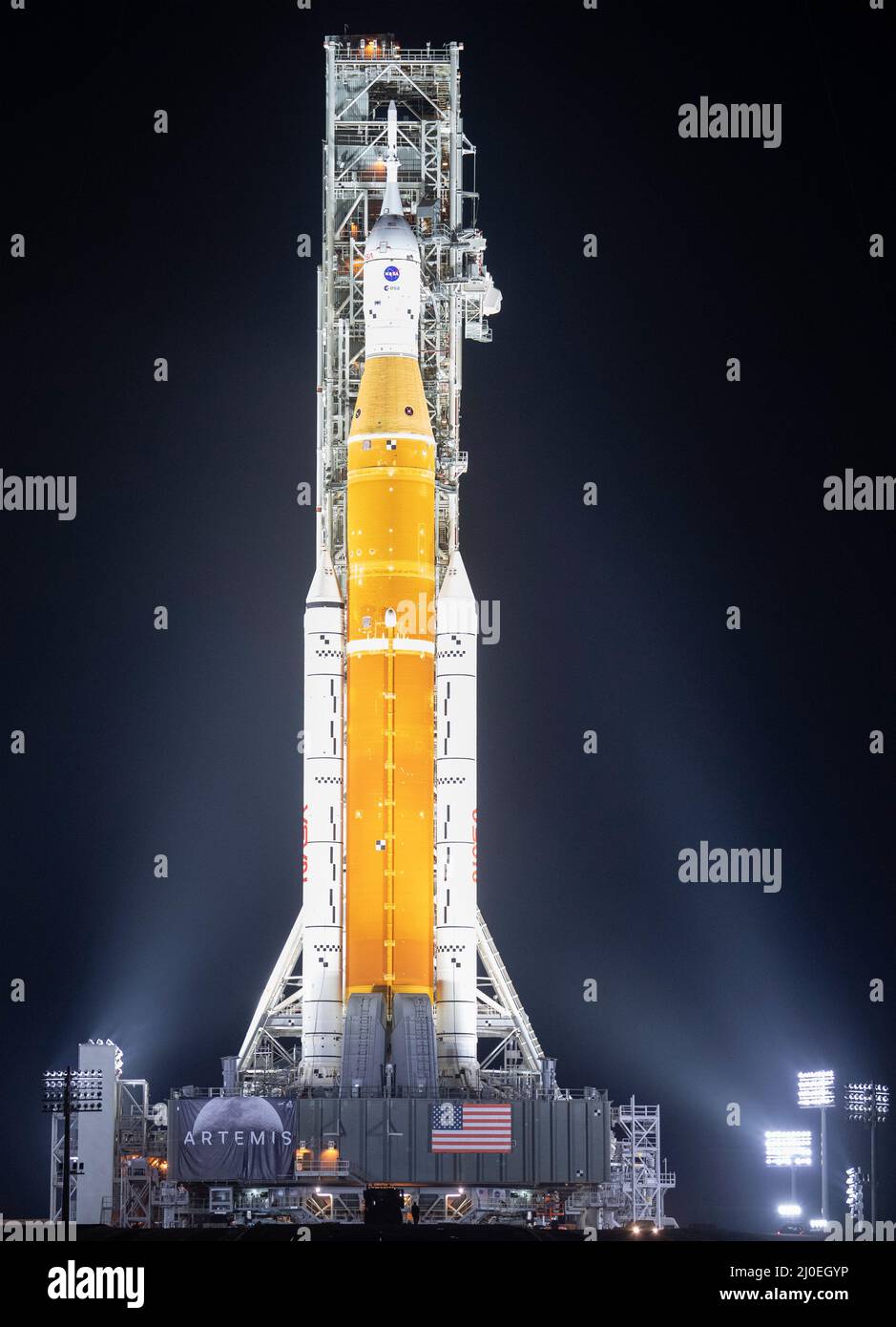 Kennedy Space Center, États-Unis. 18 mars 2022. La fusée du système de lancement spatial de la NASA à bord de l'engin spatial Orion est illuminée par des projecteurs au sommet d'un lanceur mobile au Launch Complex 39B, au Kennedy Space Center, le 18 mars 2022, à Cape Canaveral, en Floride. La fusée massive a été lancée pour la première fois sur le banc d'essai avant l'essai en vol de la fusée SLS et du vaisseau spatial Orion entièrement empilés et intégrés. Crédit : Joel Kowsky/États-Unis Navy photo/Alamy Live News Banque D'Images