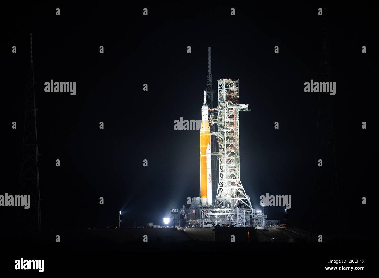 Kennedy Space Center, États-Unis. 18 mars 2022. La fusée du système de lancement spatial de la NASA à bord de l'engin spatial Orion est illuminée par des projecteurs au sommet d'un lanceur mobile au Launch Complex 39B, au Kennedy Space Center, le 18 mars 2022, à Cape Canaveral, en Floride. La fusée massive a été lancée pour la première fois sur le banc d'essai avant l'essai en vol de la fusée SLS et du vaisseau spatial Orion entièrement empilés et intégrés. Crédit : Joel Kowsky/États-Unis Navy photo/Alamy Live News Banque D'Images