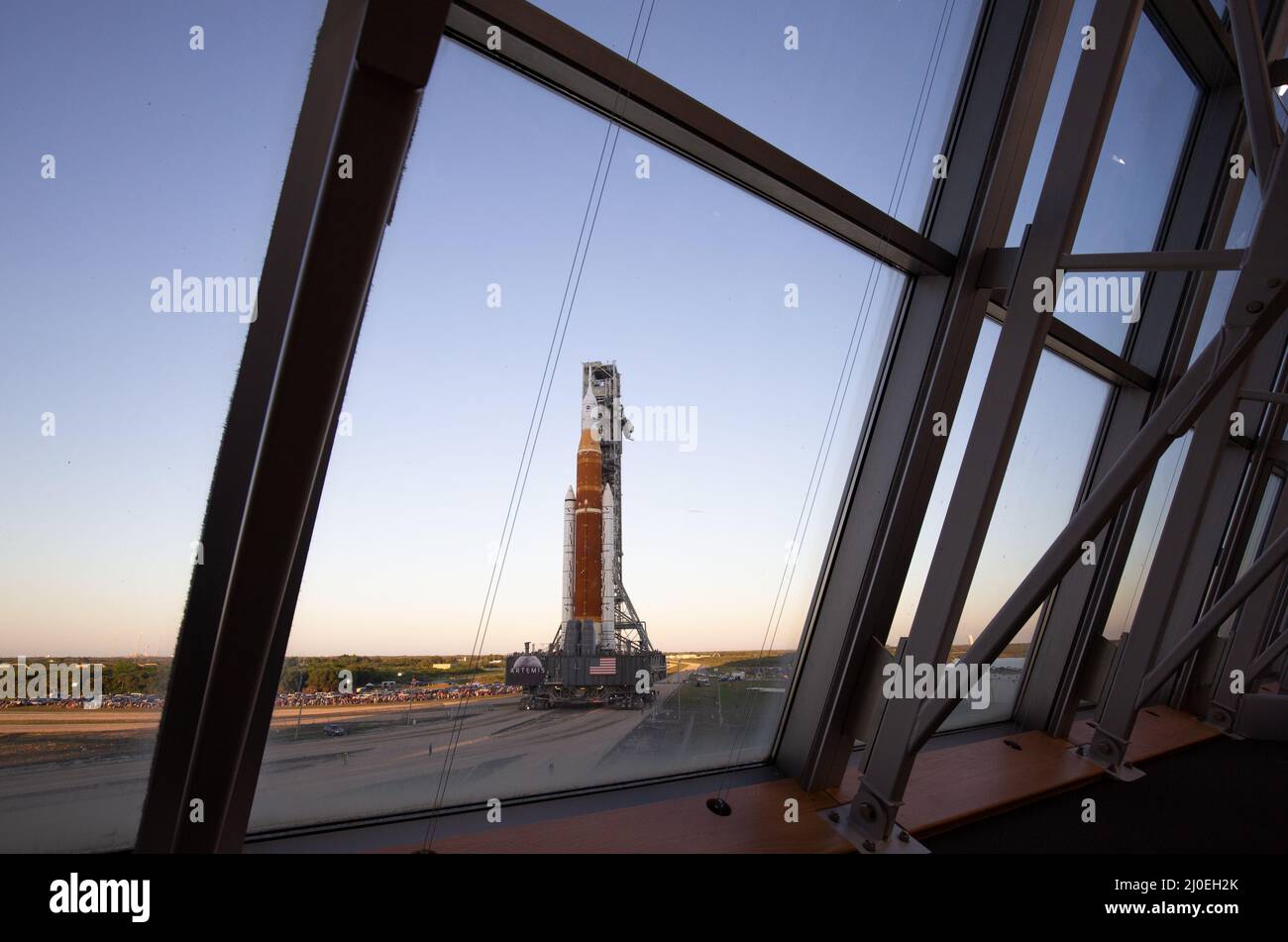 Kennedy Space Center, États-Unis. 17 mars 2022. La fusée du système de lancement spatial de la NASA avec l'engin spatial Orion est déployée au sommet d'un lanceur mobile au Launch Complex 39B, au Kennedy Space Center, le 18 mars 2022, à Cape Canaveral, en Floride. La fusée massive a été lancée pour la première fois sur le banc d'essai avant l'essai en vol de la fusée SLS et du vaisseau spatial Orion entièrement empilés et intégrés. Crédit : Joel Kowsky/États-Unis Navy photo/Alamy Live News Banque D'Images