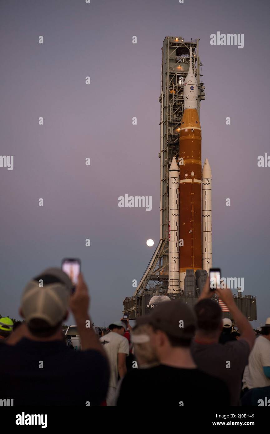 Kennedy Space Center, États-Unis. 17 mars 2022. La fusée du système de lancement spatial de la NASA avec l'engin spatial Orion est déployée au sommet d'un lanceur mobile au Launch Complex 39B, au Kennedy Space Center, le 17 mars 2022, à Cape Canaveral, en Floride. La fusée massive a été lancée pour la première fois sur le banc d'essai avant l'essai en vol de la fusée SLS et du vaisseau spatial Orion entièrement empilés et intégrés. Crédit : Aubrey Gemignani/États-Unis Navy photo/Alamy Live News Banque D'Images
