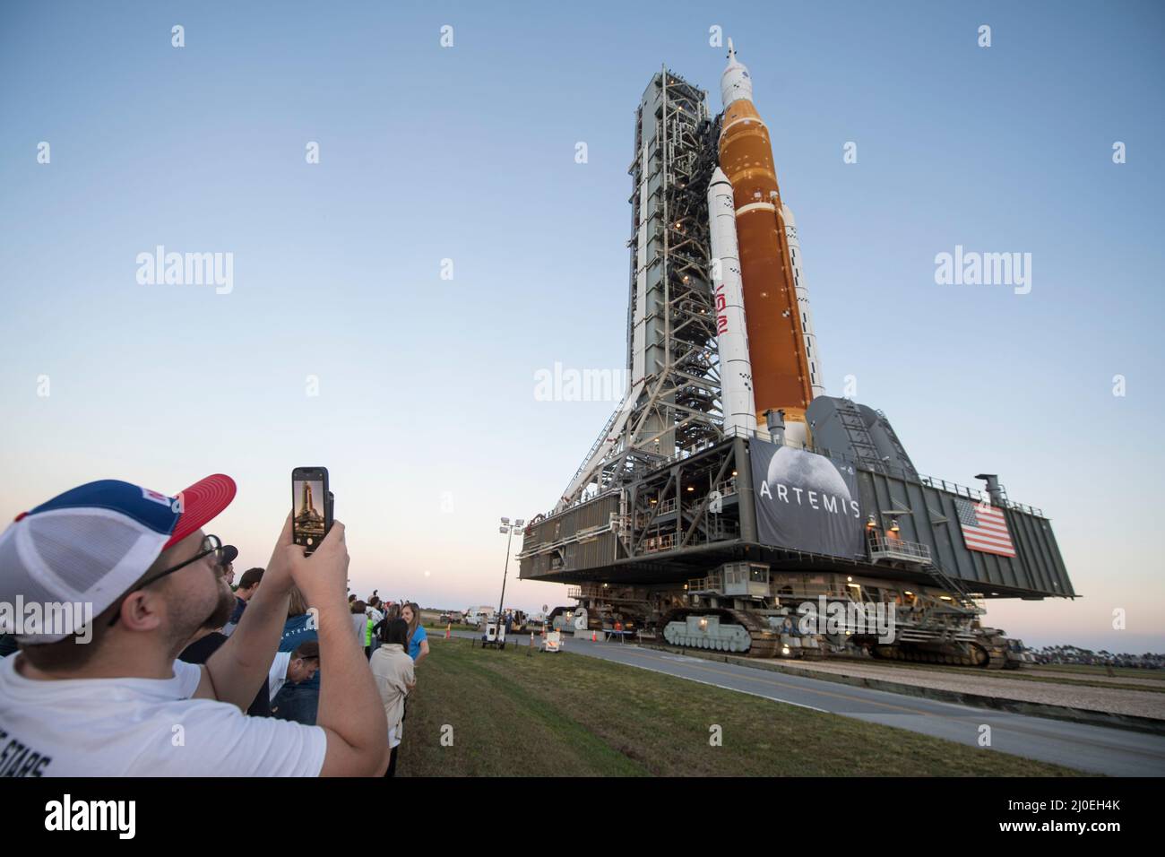 Kennedy Space Center, États-Unis. 17 mars 2022. Les employés de la NASA prennent des photos tandis que la fusée Space Launch System avec le vaisseau spatial Orion est déployée au sommet d'un lanceur mobile au Launch Complex 39B, au Kennedy Space Center, le 17 mars 2022, à Cape Canaveral, en Floride. La fusée massive a été lancée pour la première fois sur le banc d'essai avant l'essai en vol de la fusée SLS et du vaisseau spatial Orion entièrement empilés et intégrés. Crédit : Aubrey Gemignani/États-Unis Navy photo/Alamy Live News Banque D'Images