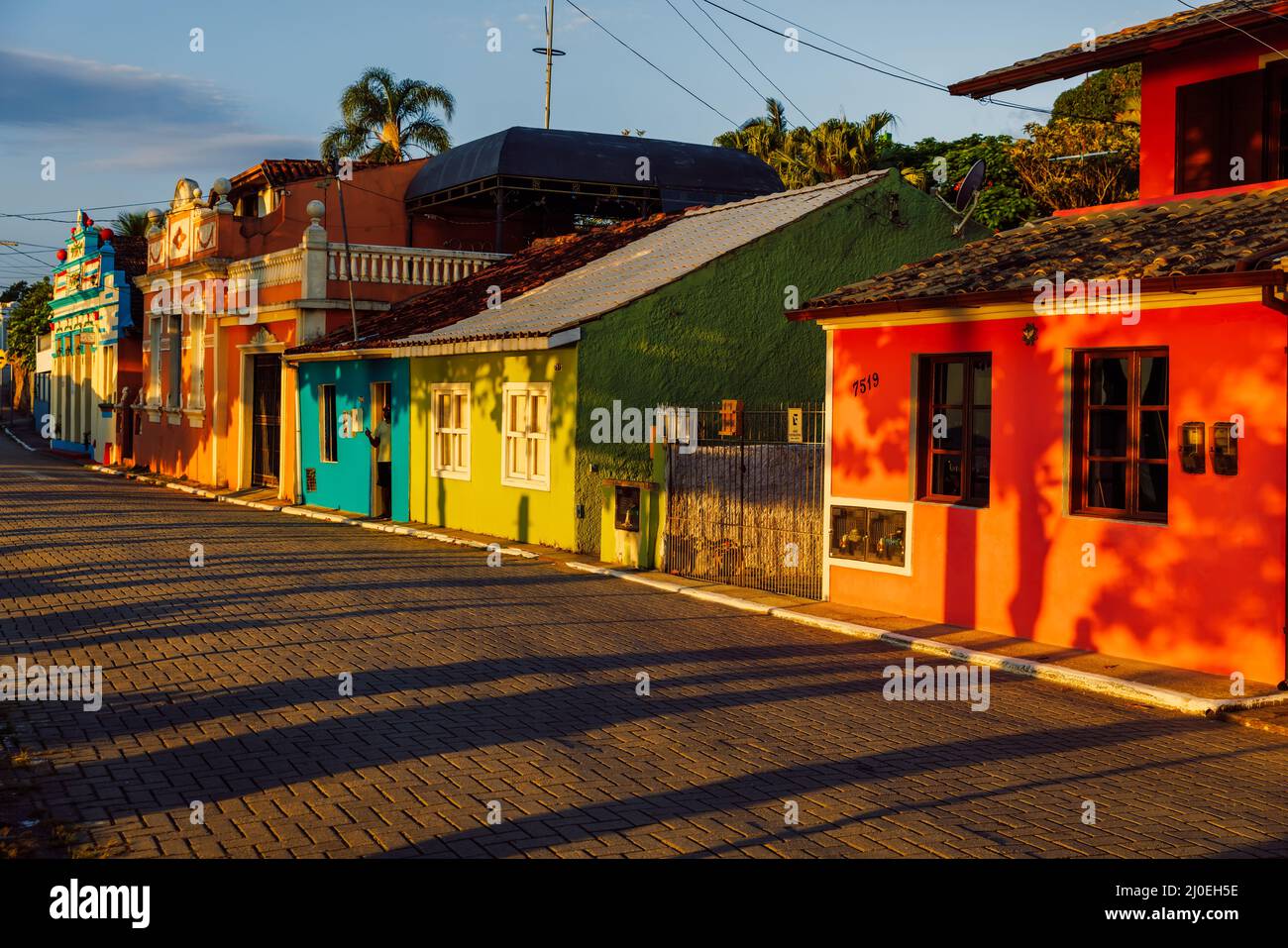 19 janvier 2022. Florianopolis, Brésil. Rue avec des maisons anciennes et colorées à Ribeirao da Ilha Banque D'Images