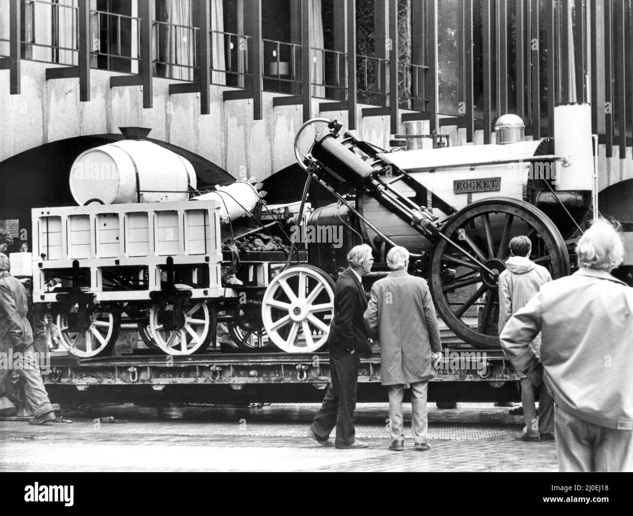 Une réplique du Rocket de George Stephenson devant le Newcastle Civic Center le 25 juin 1980 Banque D'Images