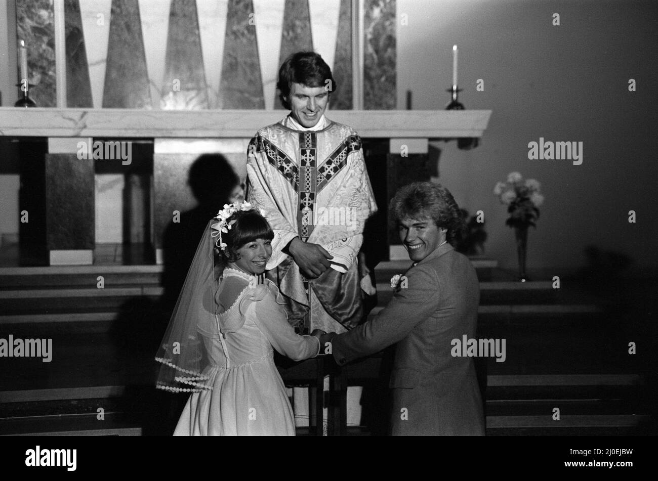 Le mariage de Brian Tilsley et Gail Potter, de Coronation Street. Le couple, joué par Helen Worth et Christopher Quinten, est photographié avec le prêtre, joué par Paul Seed. 13th novembre 1979. Banque D'Images