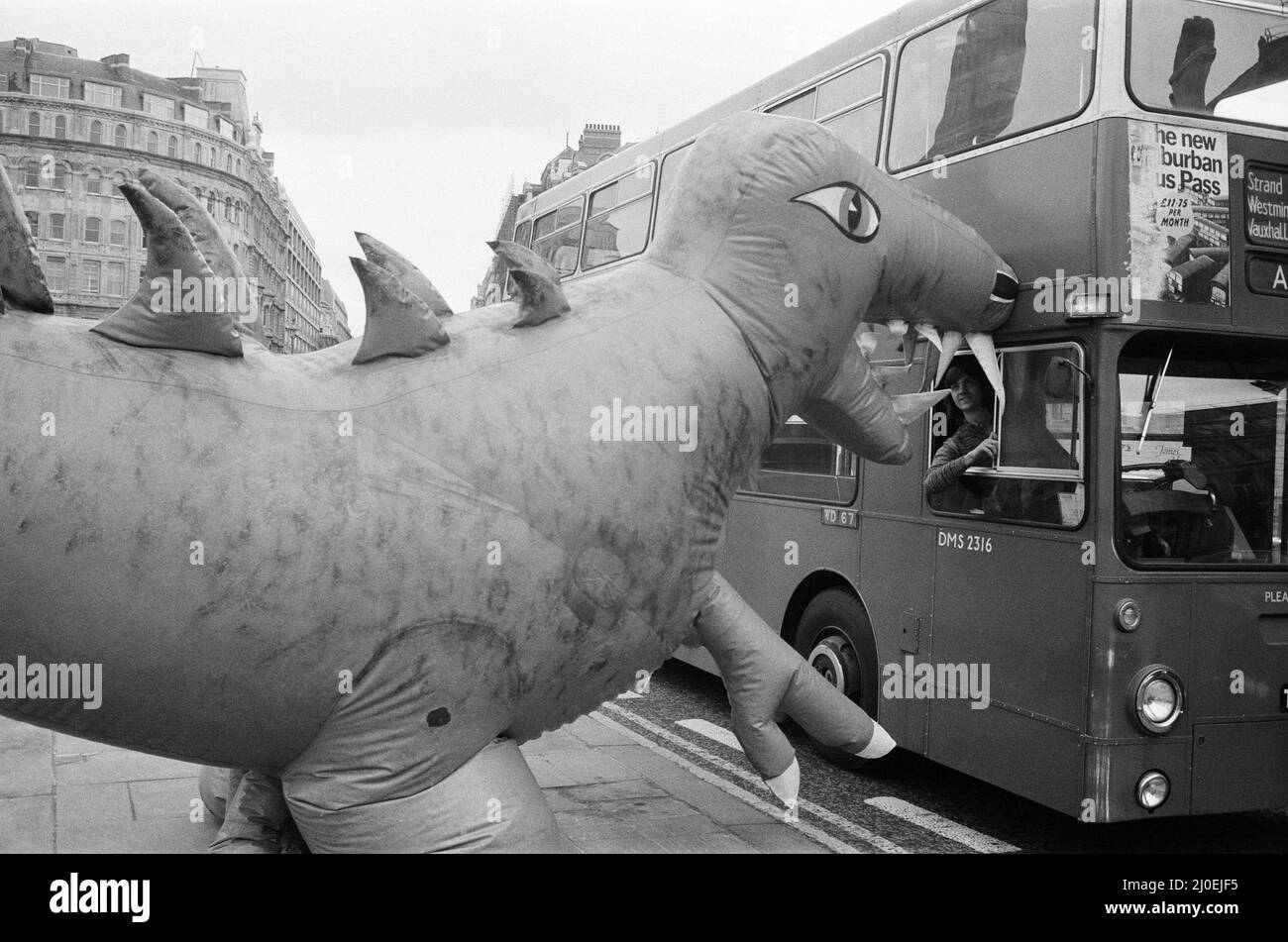 Deux dinosaures aussi élevés qu'un bus à impériale se combattent dans Trafalgar Square à Londres. L'événement vise à faire connaître l'exposition garçons et filles qui s'ouvrira au Palais Alexandra le 10th mars. Les énormes monstres de la taille de la vie se battent dans le combat mortel à l'exposition. 6th mars 1979. Banque D'Images