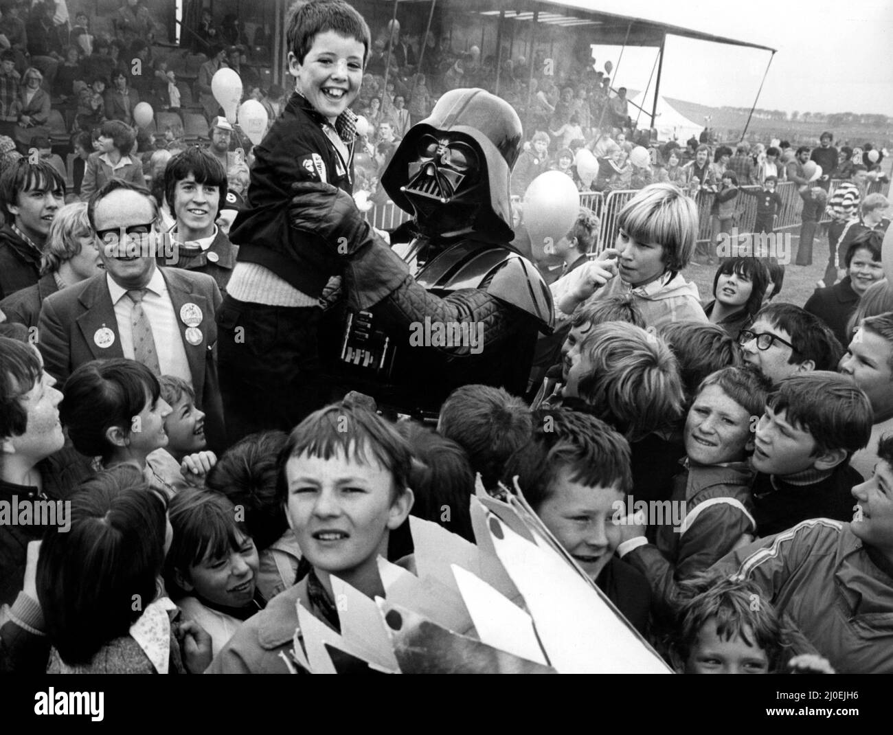 Célébration du 900 ans de la ville de Newcastle 1980 - l'année anniversaire célèbre la fondation du nouveau château en 1080 par Robert Curtois, fils de William le Conquérant - Darth Vader ouvre l'exposition Fun to be Young. 24th mai 1980 Banque D'Images