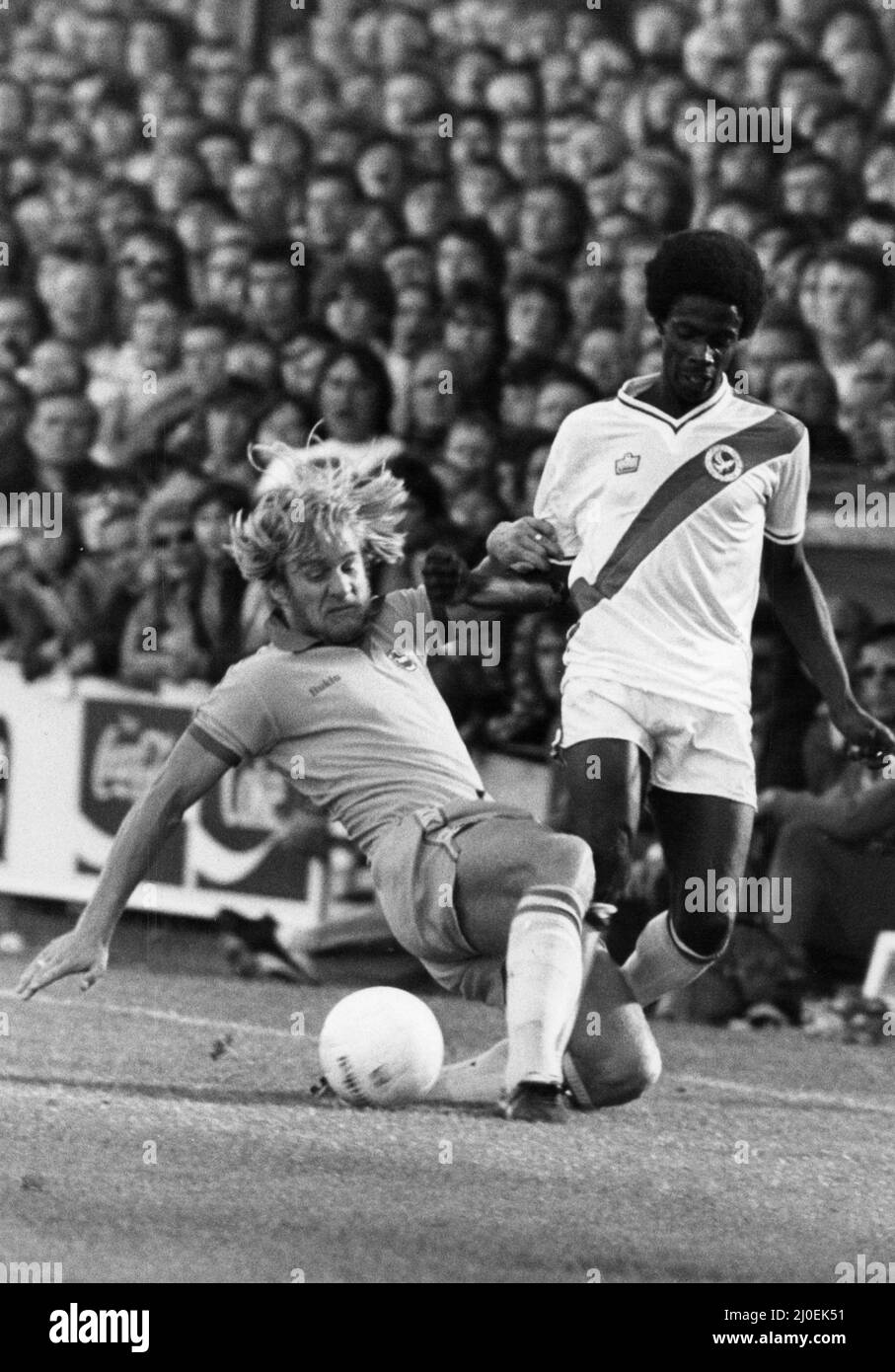 Match de ligue Crystal Palace et Brighton à Selhurst Park octobre 1978. Vince Hillaire se met au bal avant le défenseur de Brighton Paul Clarke. Score final: Crystal Palace 3-1 Brighton & Hove Albion Banque D'Images