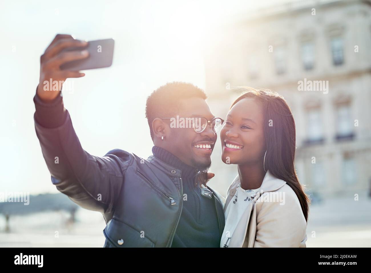 Selfies avec mon un et seulement. Photo d'un jeune couple affectueux qui réunit des selfies en plein air. Banque D'Images