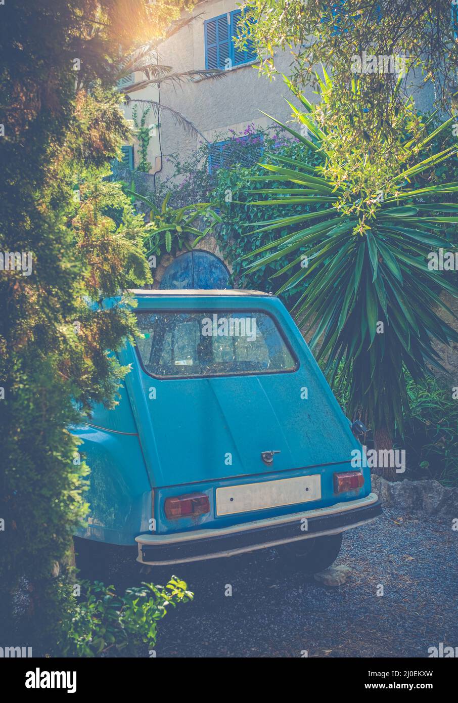 Voiture d'époque devant Un château français Banque D'Images