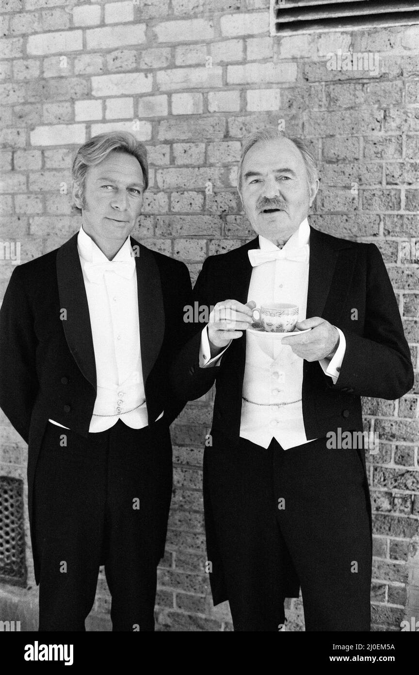 Les stars de «Sherlock Holmes: Meurtre par décret» Christopher Plummer  (Sherlock Holmes) et James Mason (Dr. Watson) vêtu d'une cravate blanche  sur place à Londres. 20th juin 1978 Photo Stock - Alamy