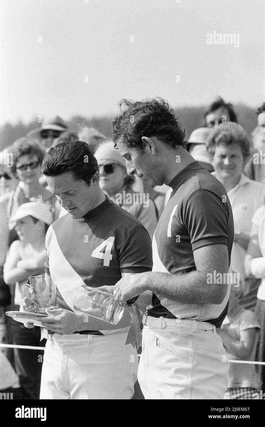 Le Prince Charles, le Prince de Galles avec son coéquipier « les Diables Bleus » Guy Wildenstein (à gauche) après leur match à Smith's Lawn, Windsor. 28th mai 1978. Banque D'Images