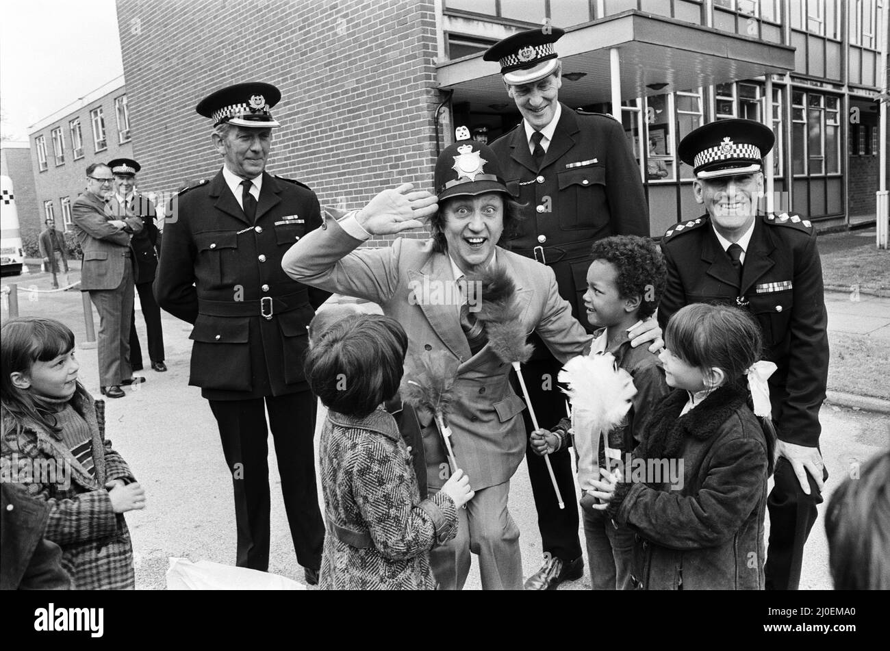 Ken Dodd à un poste de police de Liverpool. 7th juin 1979. Banque D'Images