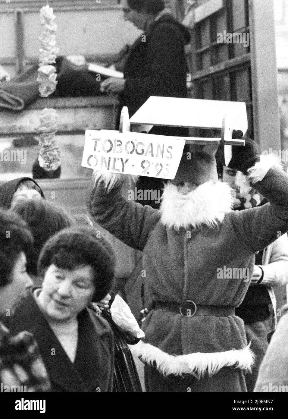 David Burbidge était dans son Santa outfit traîneaux vente à Glasgow à l'arrivée des policiers à cheval et lui dit d'attelage à ses rennes et quitter, le 18 décembre 1978. Banque D'Images